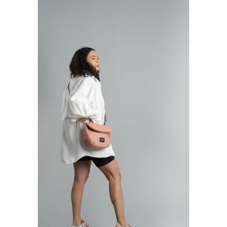 Сумка через плече антизлодій Pacsafe GO Saddle Crossbody (рожевий)