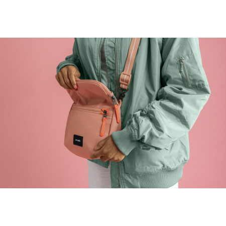 Сумка через плече антизлодій Pacsafe GO Saddle Crossbody (рожевий)